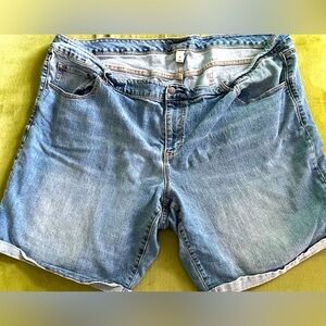 Women’s size 28 plus size old navy blue denim shorts